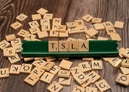 Does the Alphabet or Meta share price offer the best value?